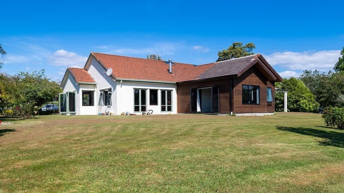 Tikitere House | Big Inn Brunswick | 6 Bed, 4 Bath on 2 Acres
