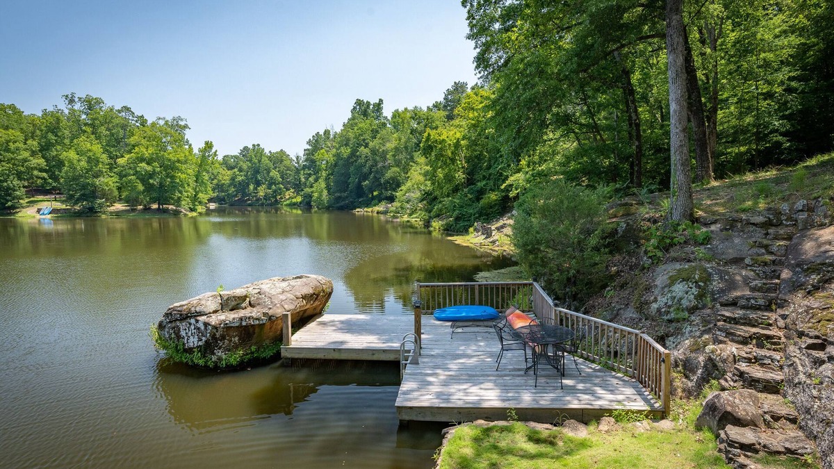 Cottondale House | BIG LakeHouse 15 min to Tuscaloosa, 14 beds, great fishing
