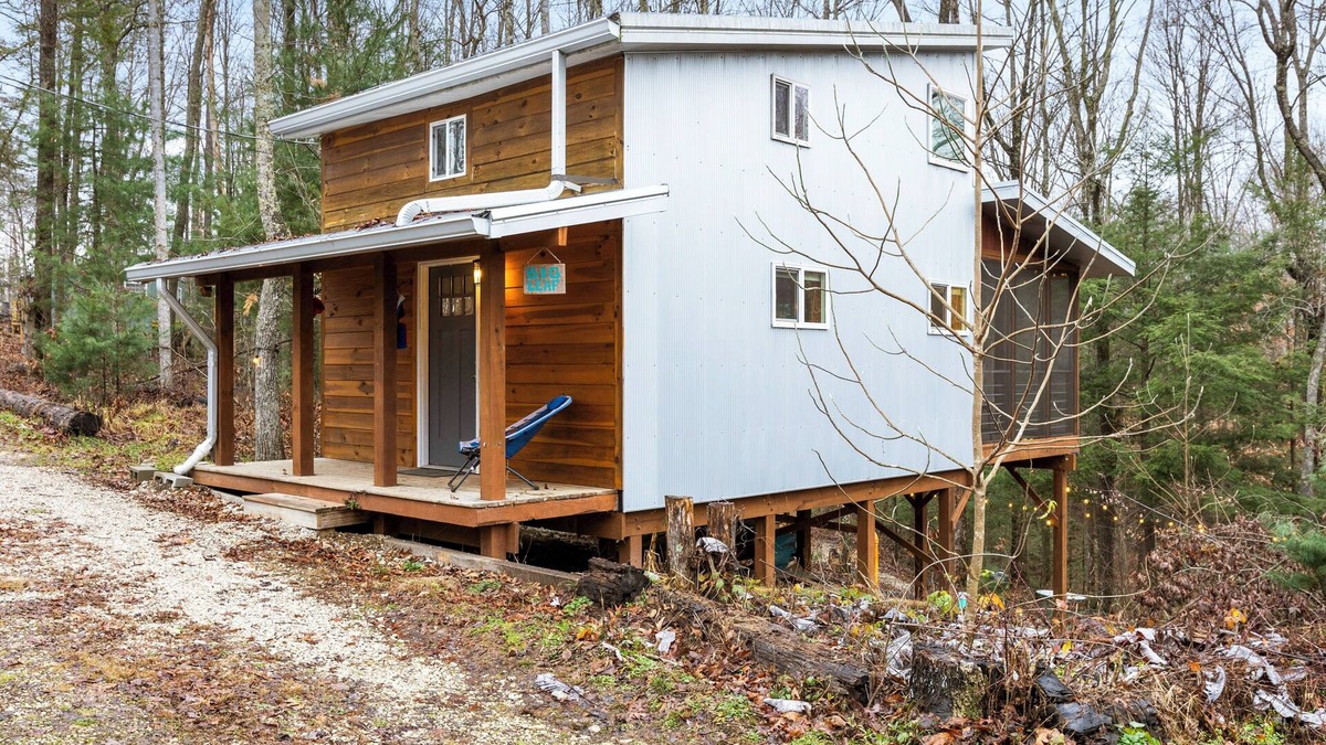 Rogers Cabin | Big Leaf: a cleverly designed off-grid cabin for climbers and hikers alike