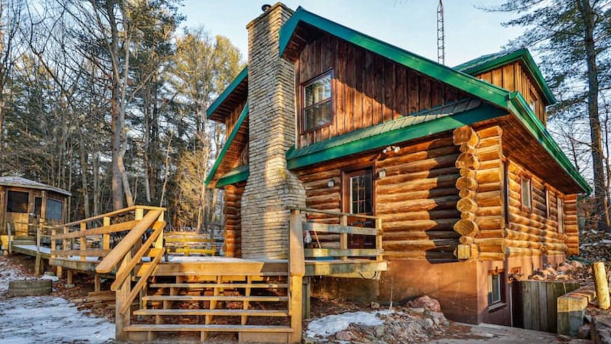 Buckhorn Cabin | Big Log Cabin Home right in town of Buckhorn