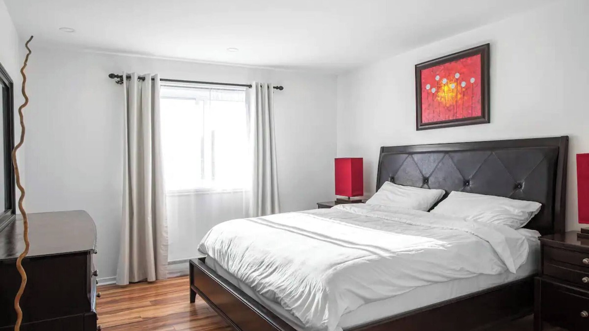 Greenfield Park Condo | Big & Luxurious, Free Parking, King Size Bed, TV