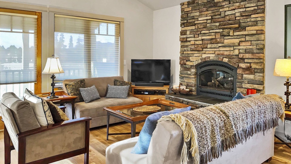 Sisters Condo | Big Mt View Condo View of the Mountains in Sisters, A/C, Gas Fireplace