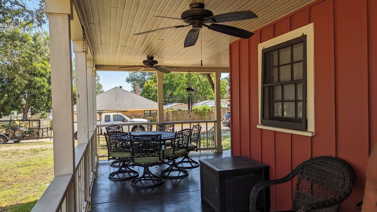 Frankston House | Big Red Comfortable, welcomes pets, & sleeps 6
