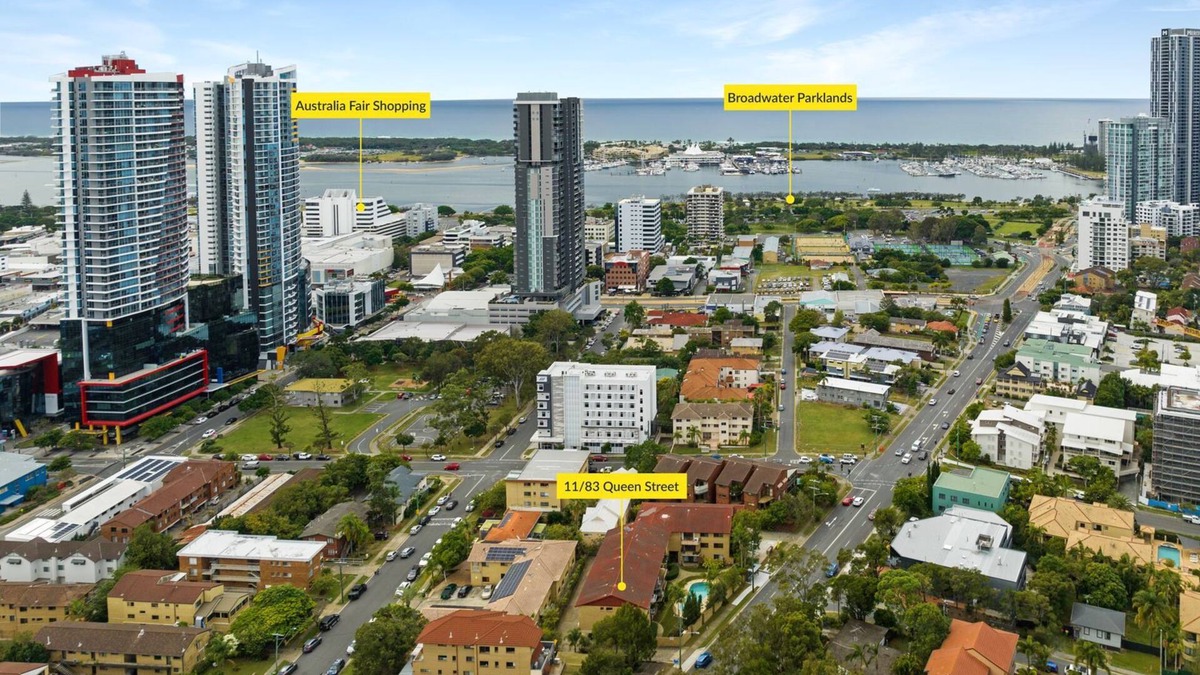 Southport Apartment | BIG renovated apartment in central location FREE WiFi and parking