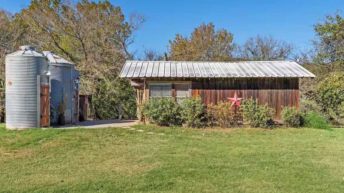 Waco Cabin | Big Rocks on the Brazos River Retreat