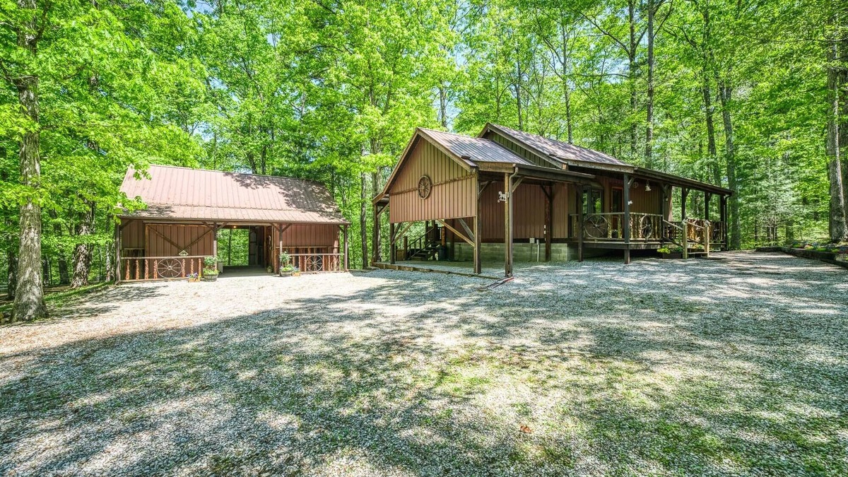 Jamestown Cabin | Big South Fork Equestrian Cabin & Barn with RV Hookups