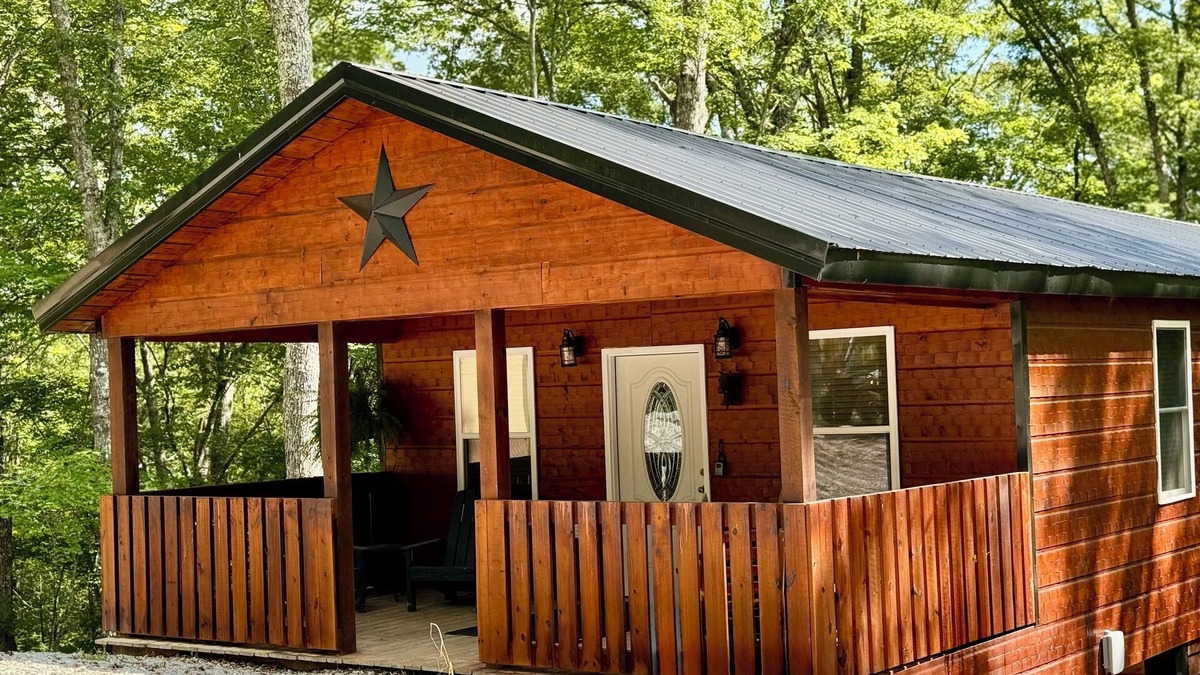 Strunk Cabin | 𝐁𝐢𝐠 𝐒𝐨𝐮𝐭𝐡 𝐅𝐨𝐫𝐤 Retreat! Excellent Location Private WIFI~ All NEW 𝐓𝐫𝐞𝐞 𝐓𝐨𝐩 𝐋𝐨𝐝𝐠𝐞!