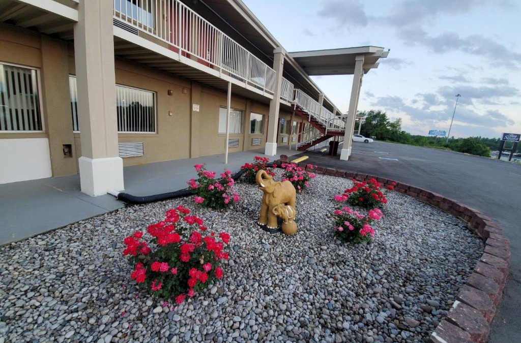 Madisonville Hotel | Big Spring Inn Madisonville