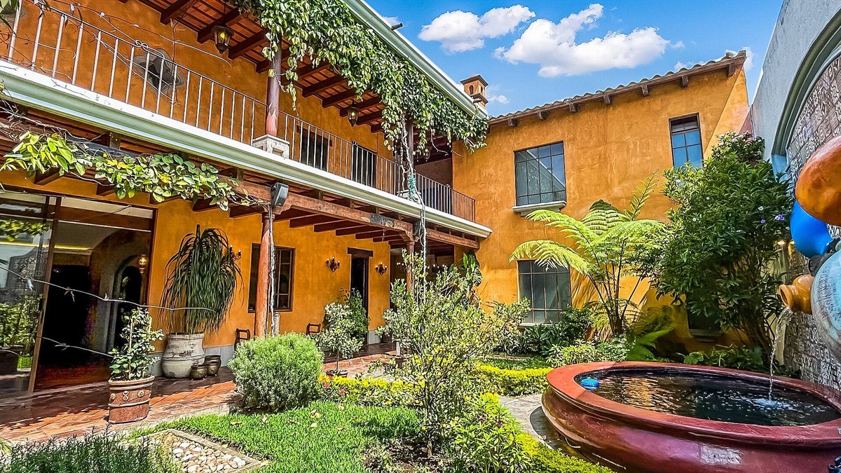 Ciudad Vieja House | Big Stylish House W/jacuzzi & Lounge Pool