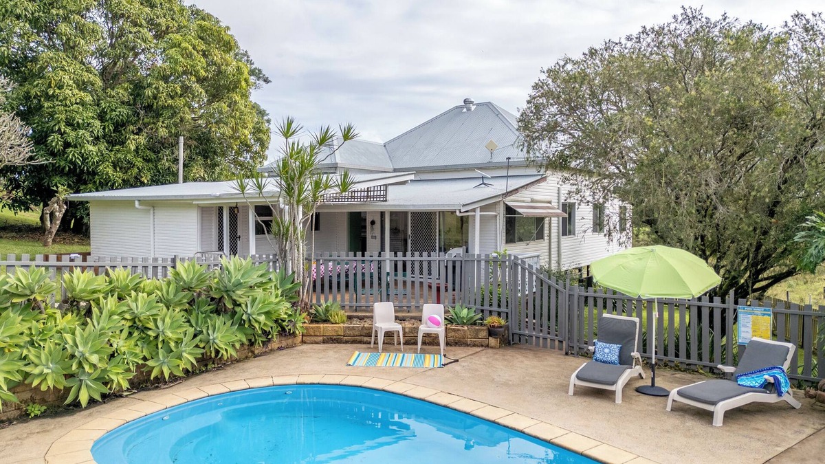 Wyrallah House | Big, Sunny Farmhouse – Peaceful retreat close to Town & popular attractions