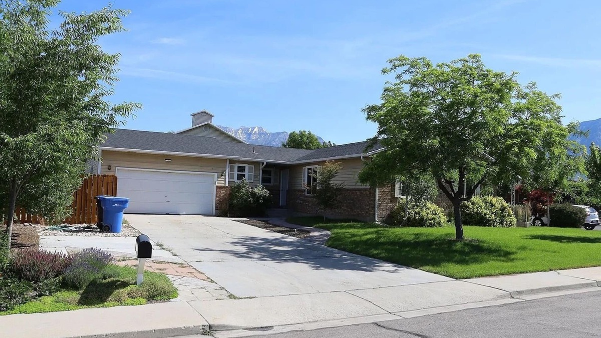 Lakeview House | Big Yard, Cozy Home, Relaxation and Waffles Too!