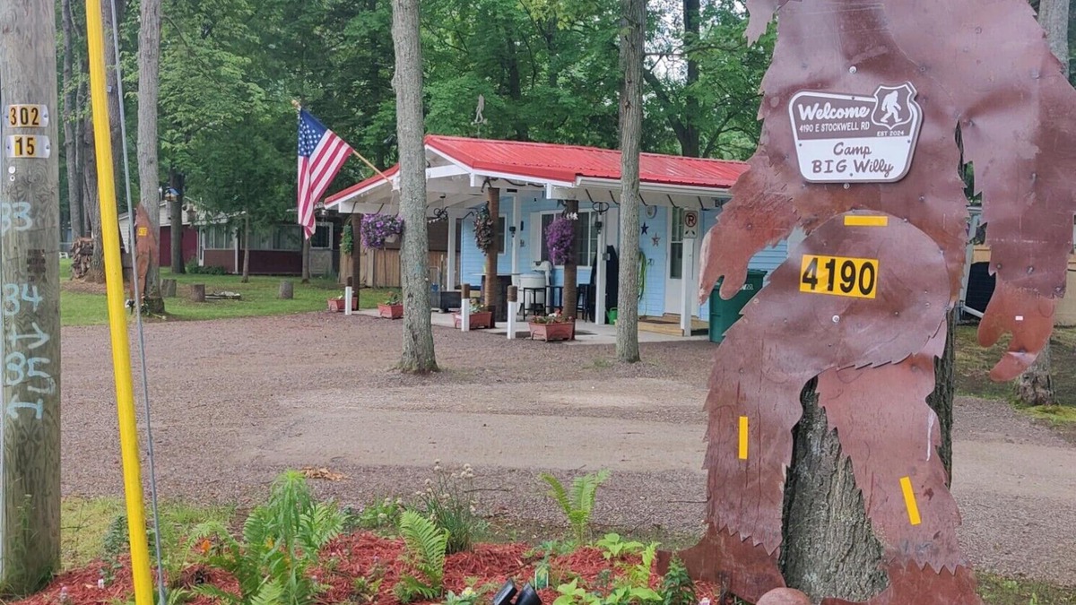 Harrison Cabin | Bigfoot themed cottage. Dog friendly!