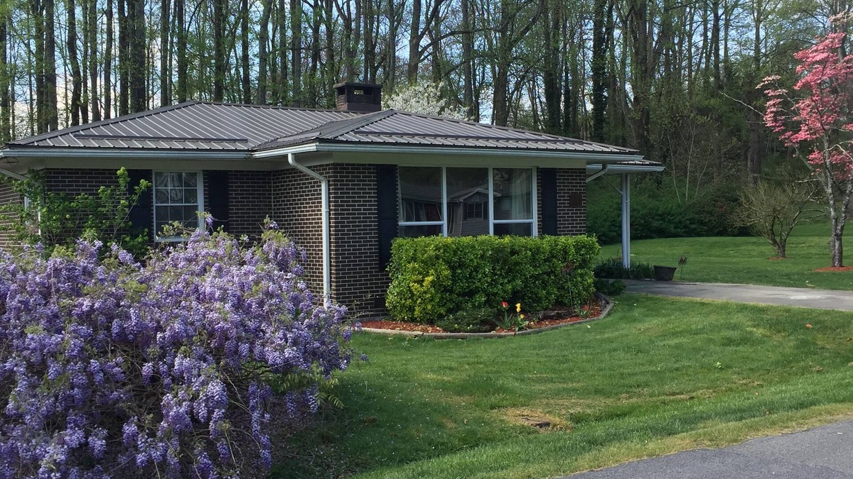 Brevard House | Bike/hike/play! 1/2 mile to Pisgah Nat'l Forest, 7 miles to DuPont. Clean&close