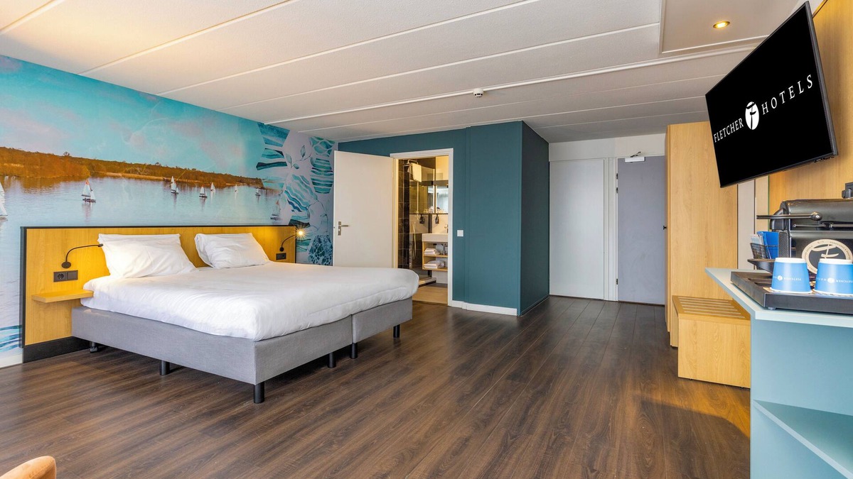 Oud-Loosdrecht House | Bike the Dutch Countryside, Paddle the Lake and Dine at Marina Lounge