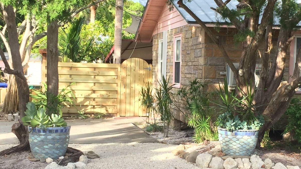 Longbeach Village Cottage | Bikini Top Cottage in the historic village of Longboat Key