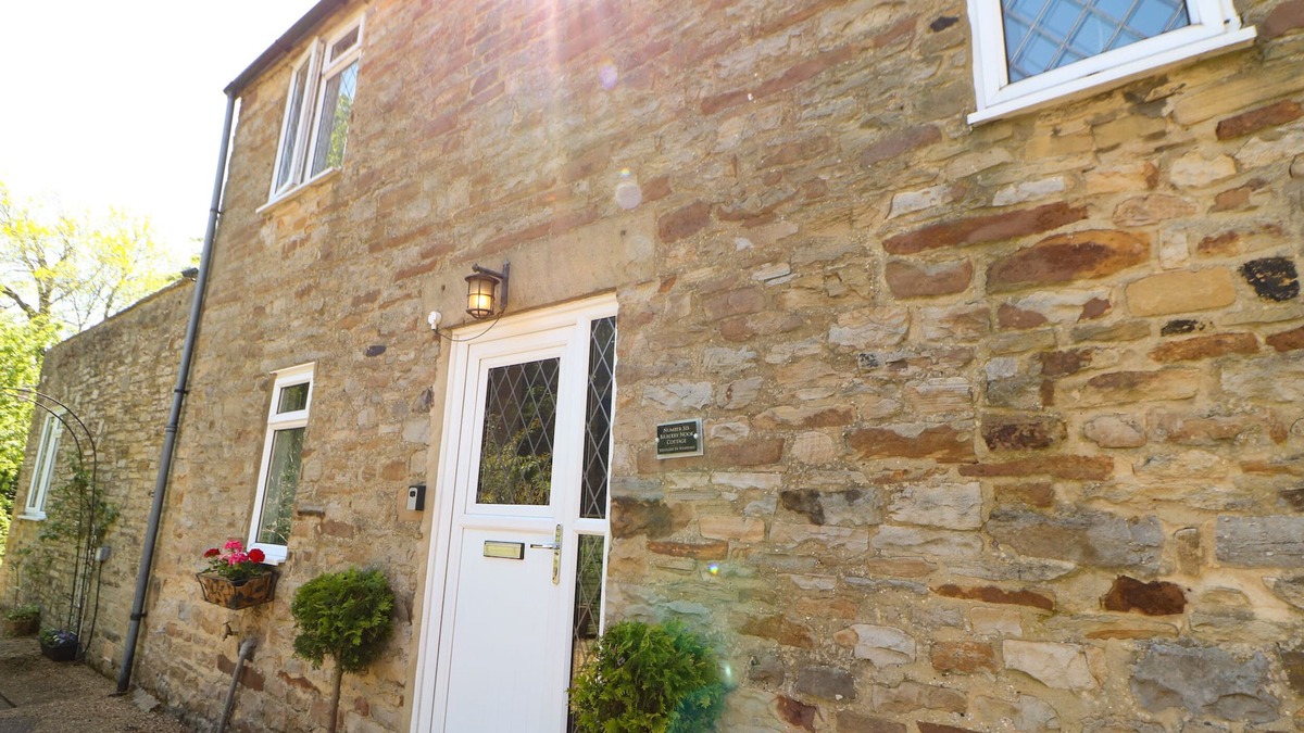 Eastgate Cottage | BILBERRY NOOK COTTAGE, pet friendly, with hot tub in Westgate