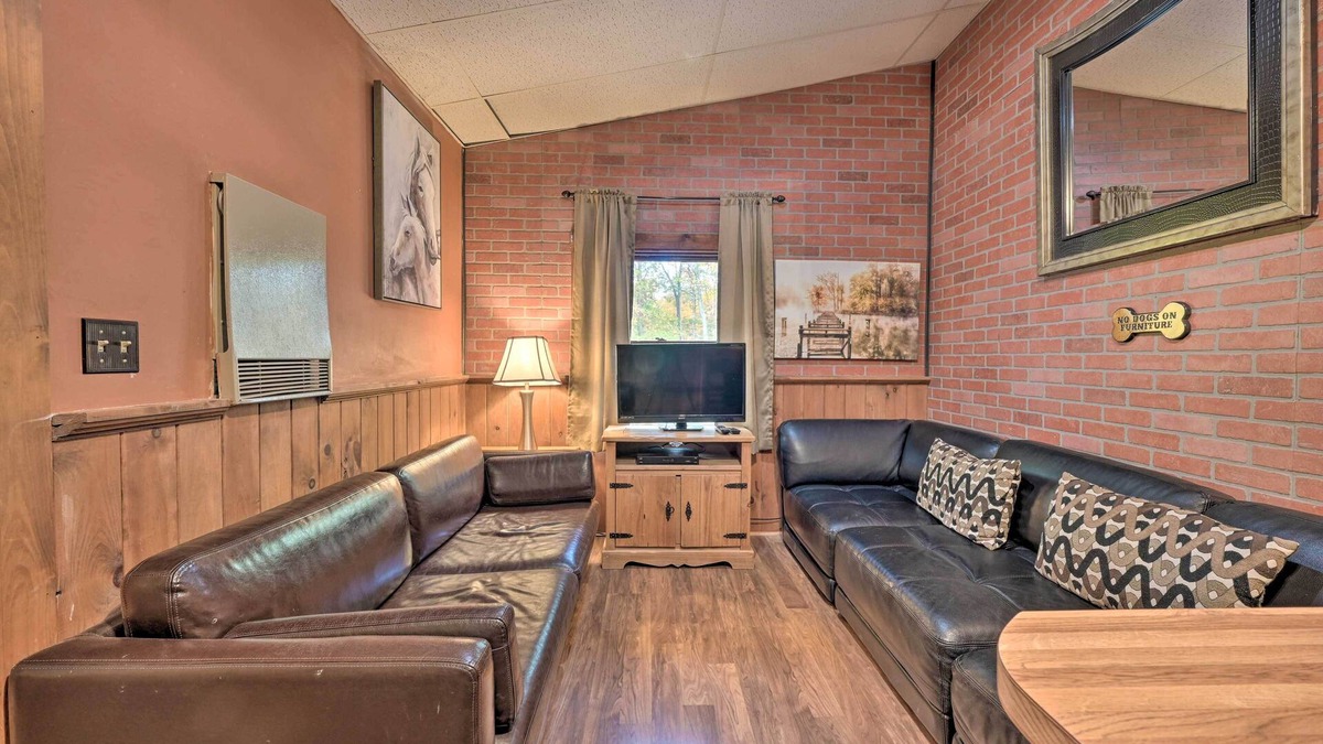 Huntingdon Cabin | 'Bill Pickett' Apt on 50-Acre Ranch - 1 Mi to Lake