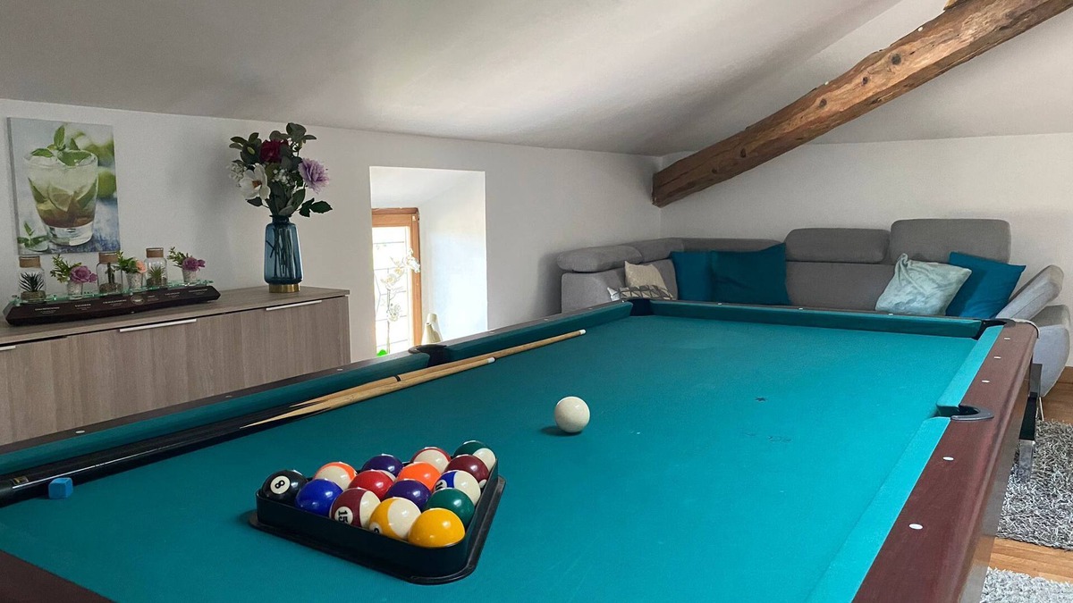 Socourt Condo | Billiards Lounge loft with Billiards & Netflix by BoookingFuté