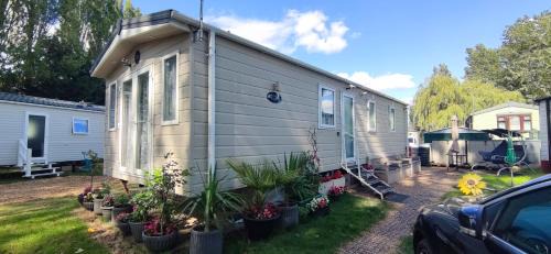 Great Houghton Apartment | Billing Aquadrome , Poplar 2 bedrooms caravan,KM12