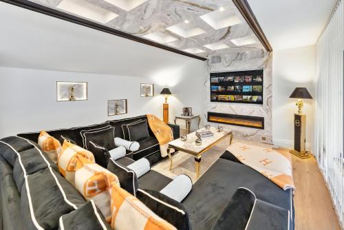 Brompton & Hans Town Apartment | Billionaires 3 Bedroom Ultra Luxury Knightsbridge Hideaway by Harrods