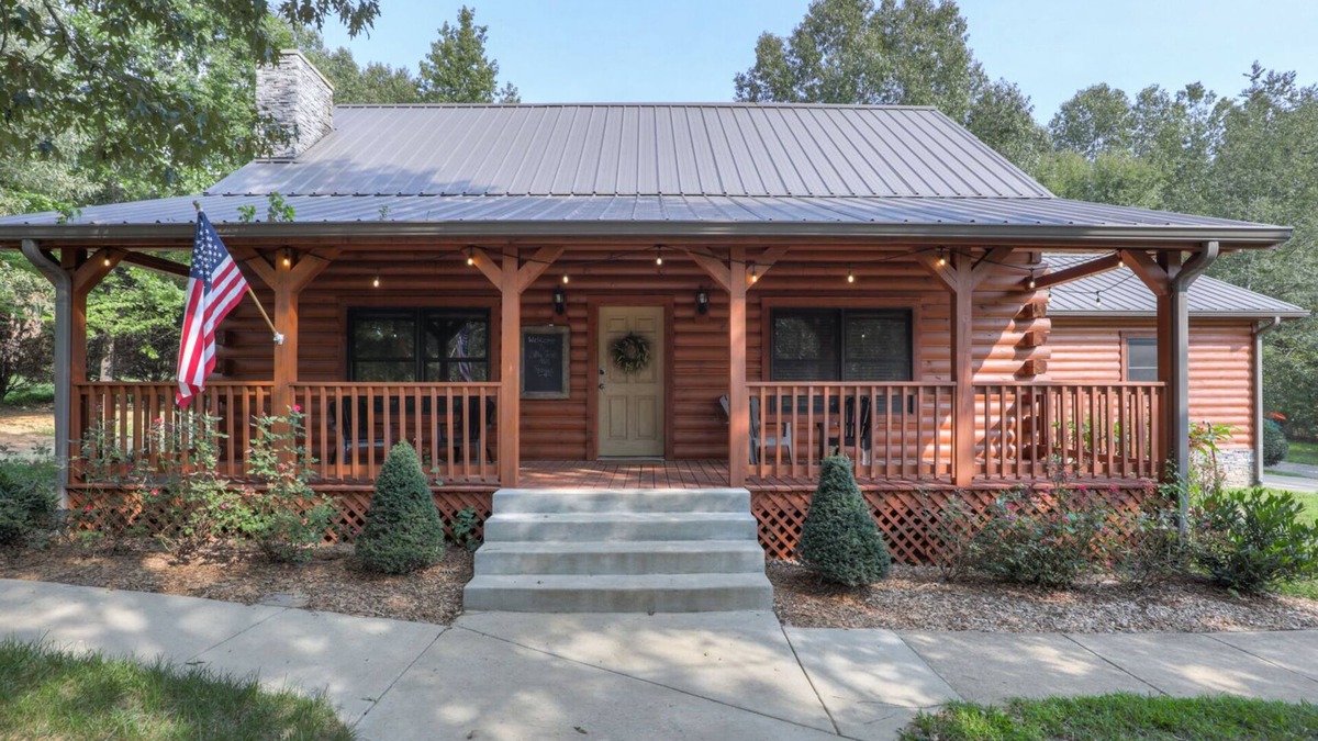 Lebanon Cabin | Billy Goat Hill Cabin - Romantic Cabana with Hot tub No Cleaning Fee or Chores