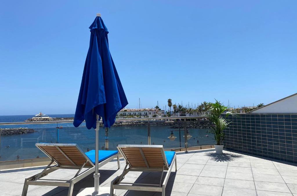 Playa de Mogan Apartment | Billy's Beachfront Apartment with pool access