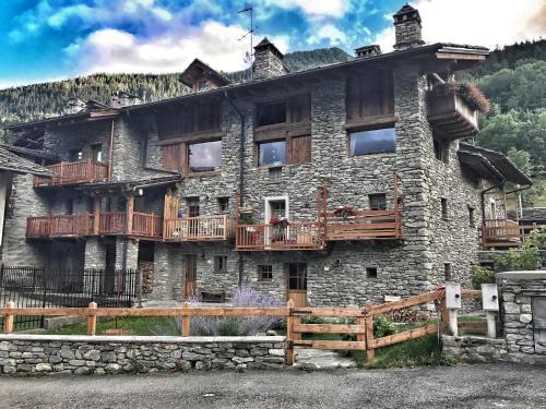 La Salle Apartment | Bilocale pietra e legno immerso nella natura