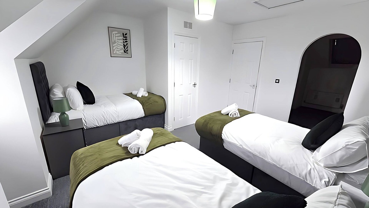 Bilston House | Bilston 3-Bed Town House, Sleeps 9 - Groups