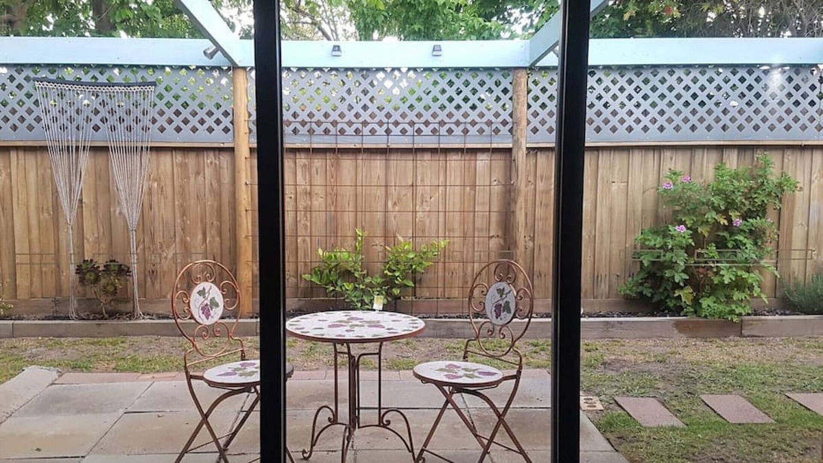 Rye Apartment | Bimble Beach Home 1 by Ready Set Stay- Close to the beach,WiFi,full linen&towels