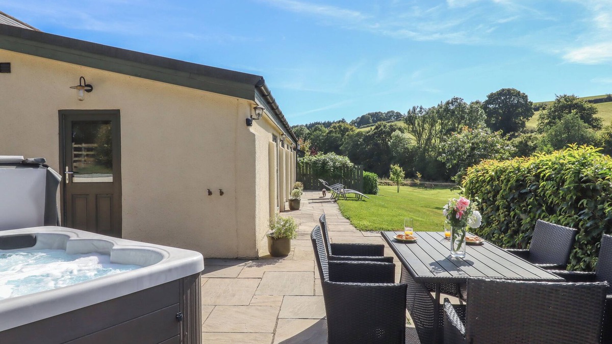 Crediton Cottage | BINNEFORD BARN, family friendly, with hot tub in Cheriton Fitzpaine
