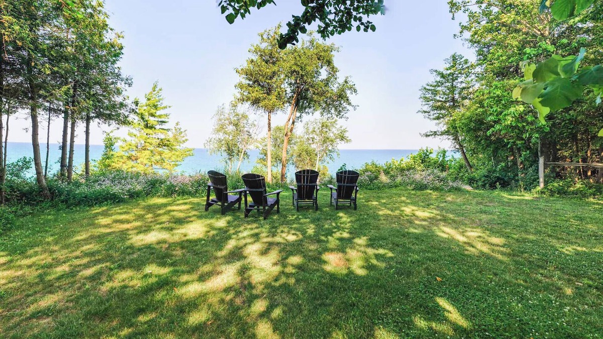 Ashfield-Colborne-Wawanosh Cottage | Birch Beach Lake House-Hottub Sauna Lake Access
