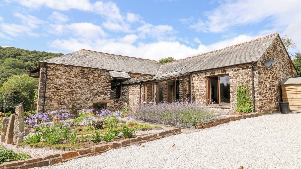 Saint Ann's Chapel Cottage | BIRCHENHAYES, family friendly, with hot tub in St Dominick