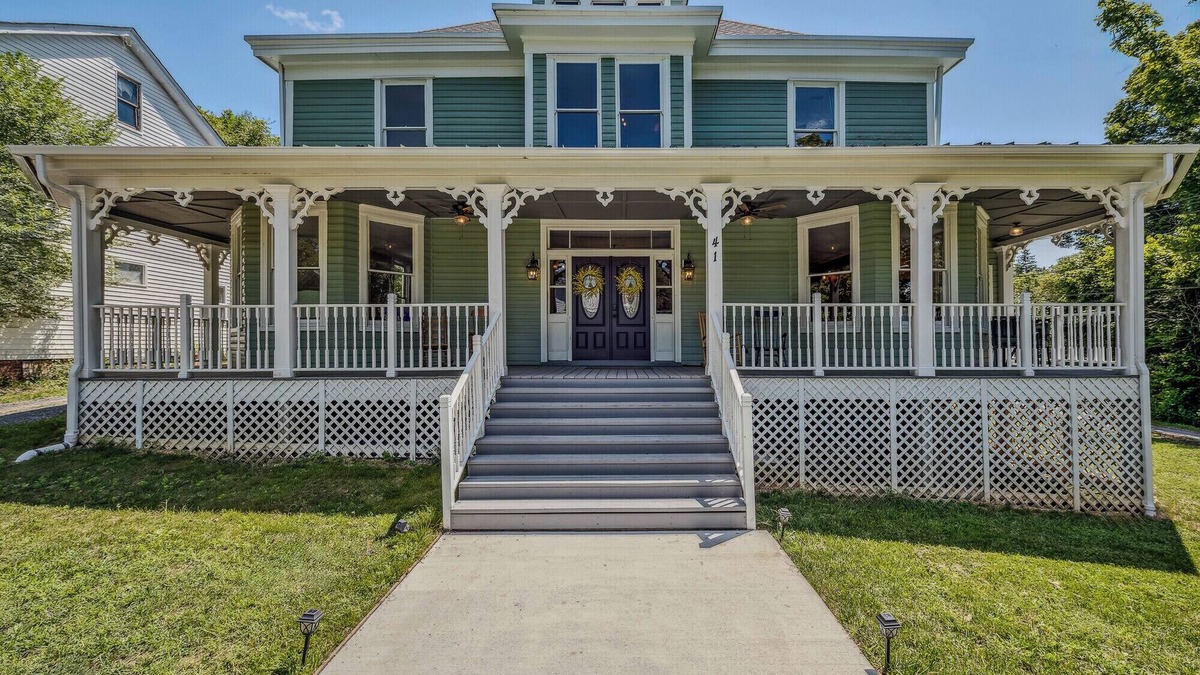 Berkeley Springs Bed & Breakfast | Bird Nest Suite In Town!- Inside the Grand Castalian Inn B&B