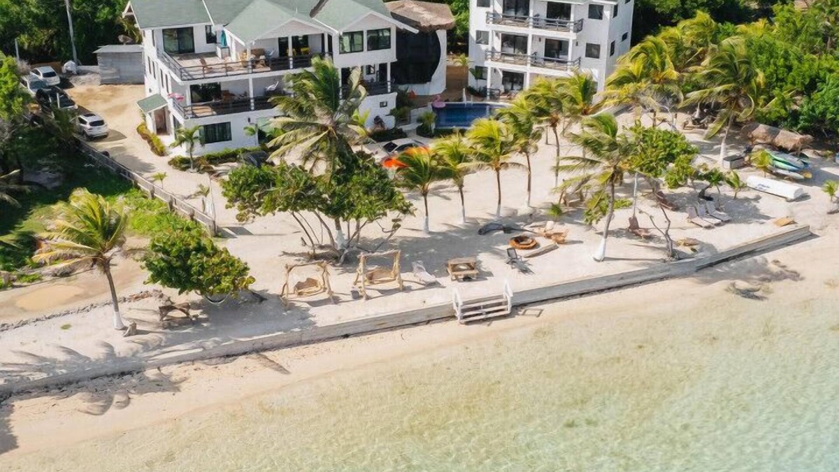 Roatan Villa | Bird of Paradise Villa at Curacion Beach Resort - Beachfront, Kayaks, Pool