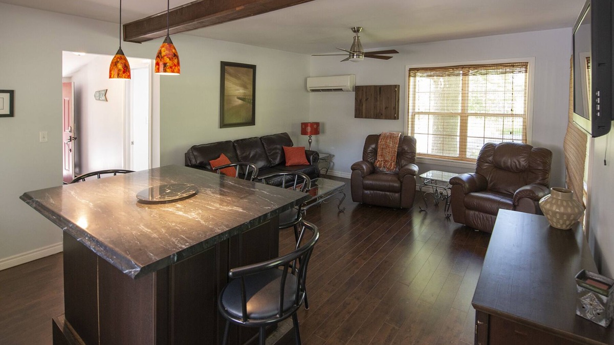 Leamington Cottage | Bird's Nest at Hillman Marsh - Cute cozy cottage - WIFI now available!