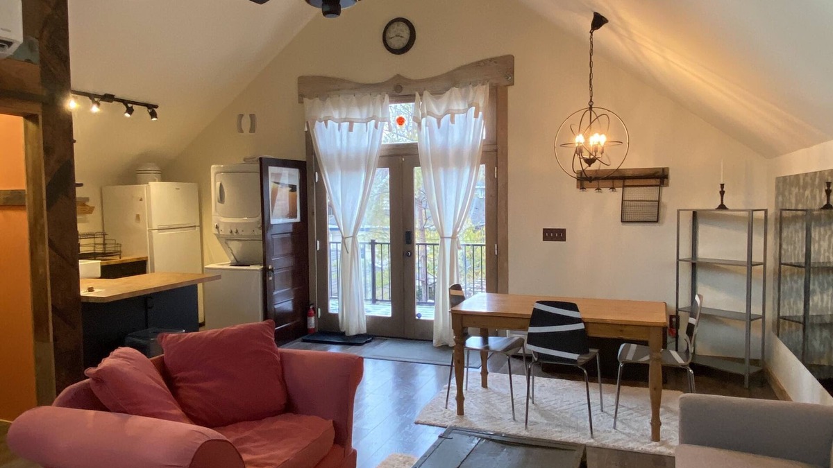 East Central Apartment | Bird's Nest Hideaway University Historic District