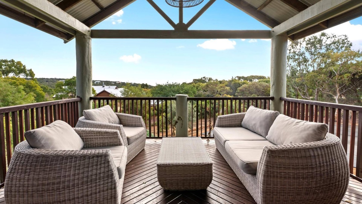 Eagle Bay House | Birdie Beach House - anyone for tennis?