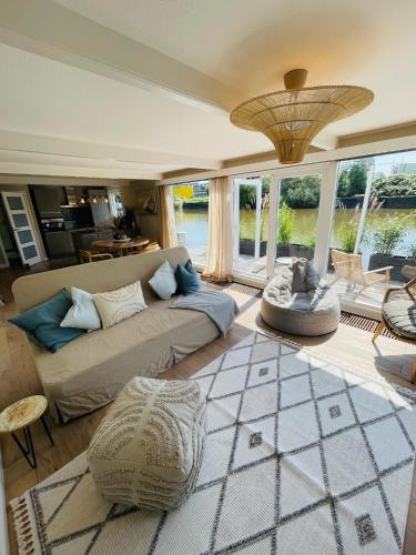 Hamelin Boat Rental | "Birdie Boat" Hausboot direkt auf der Weser