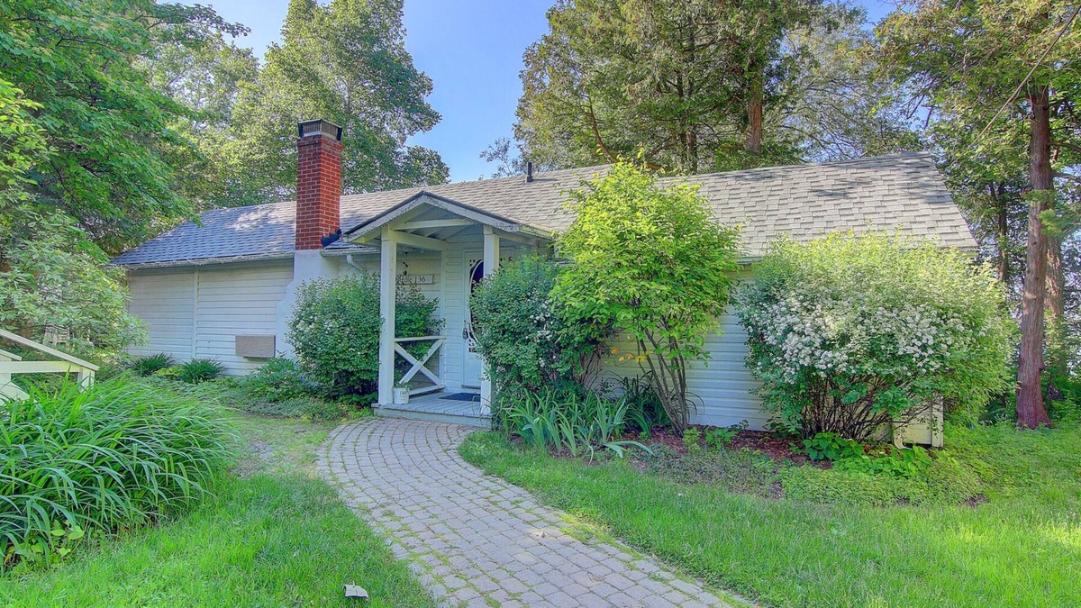 Georgina Cottage | BIRDIE LAKE VIEW COTTAGE