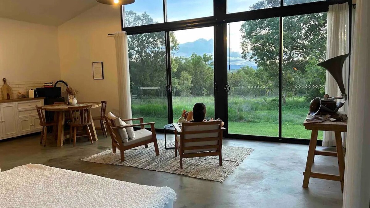 Mareeba Cottage | Birds Heaven Mareeba ‘Scarlet Gum’