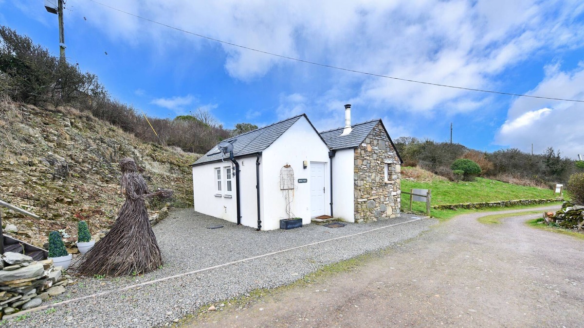Castle Douglas Cabin | Birds Nest - a cottage that sleeps 2 guests in 1 bedroom
