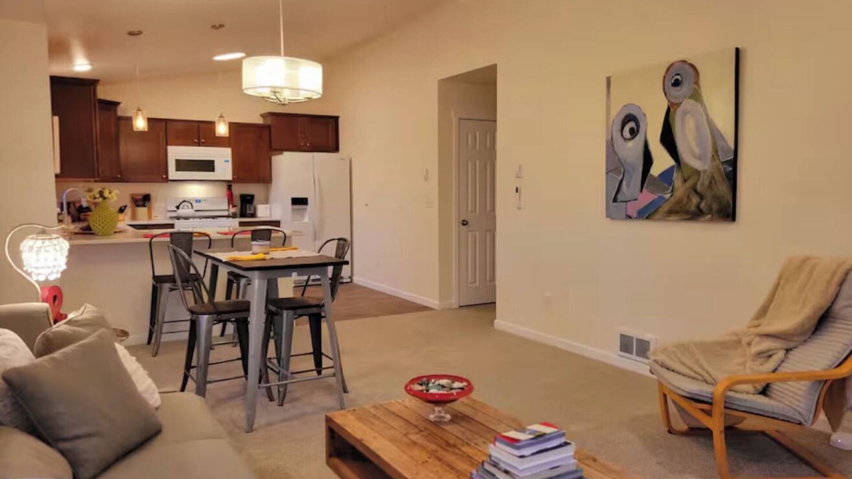 Redmond House | Birdsnest Rest Downtown Redmond OR! Walk to restaurants, breweries and shopping!