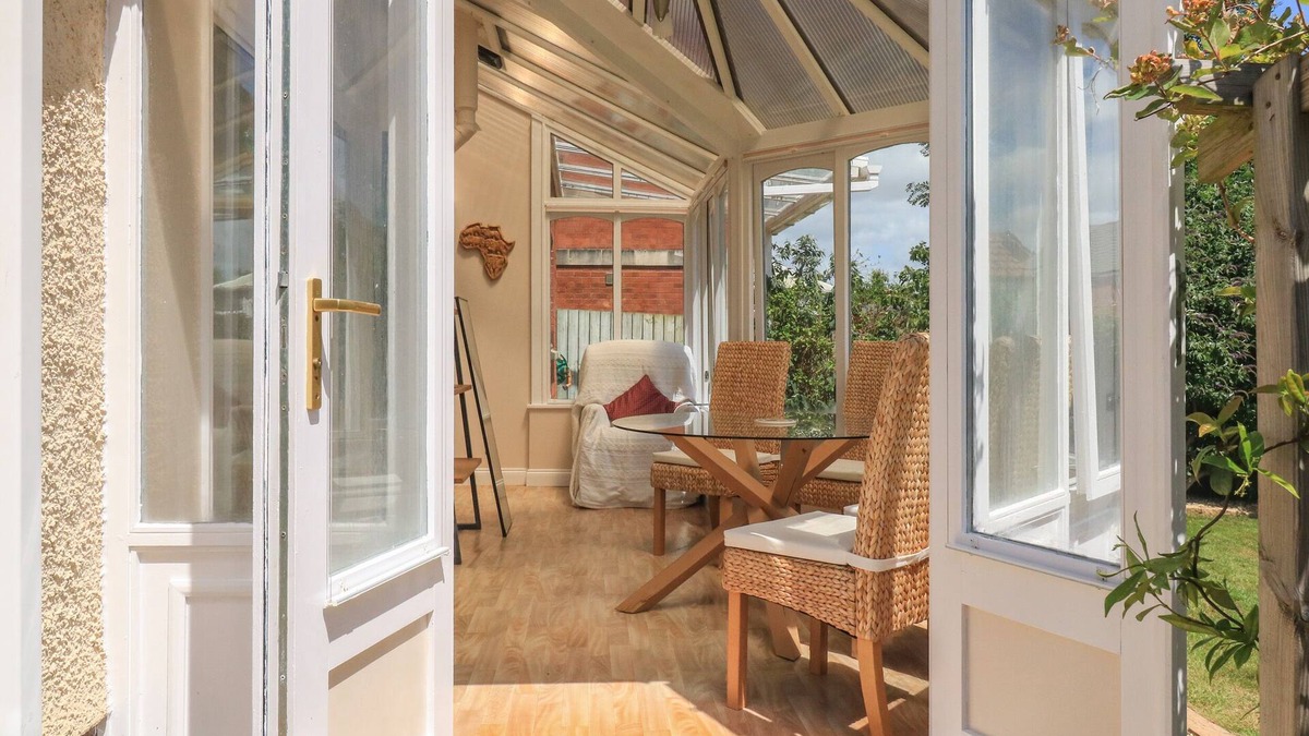 Crediton House | BIRDSONG, family friendly, with a garden in Crediton