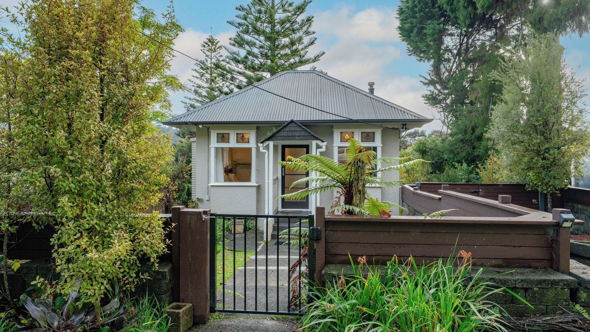 Titirangi House | Birdsong Retreat - Titirangi Holiday Home