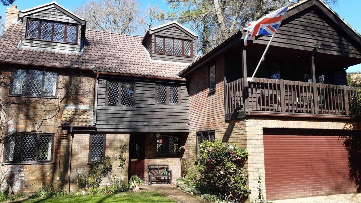 Grasby House | Birdsong Sleeps 9 Secluded luxury family home close to London