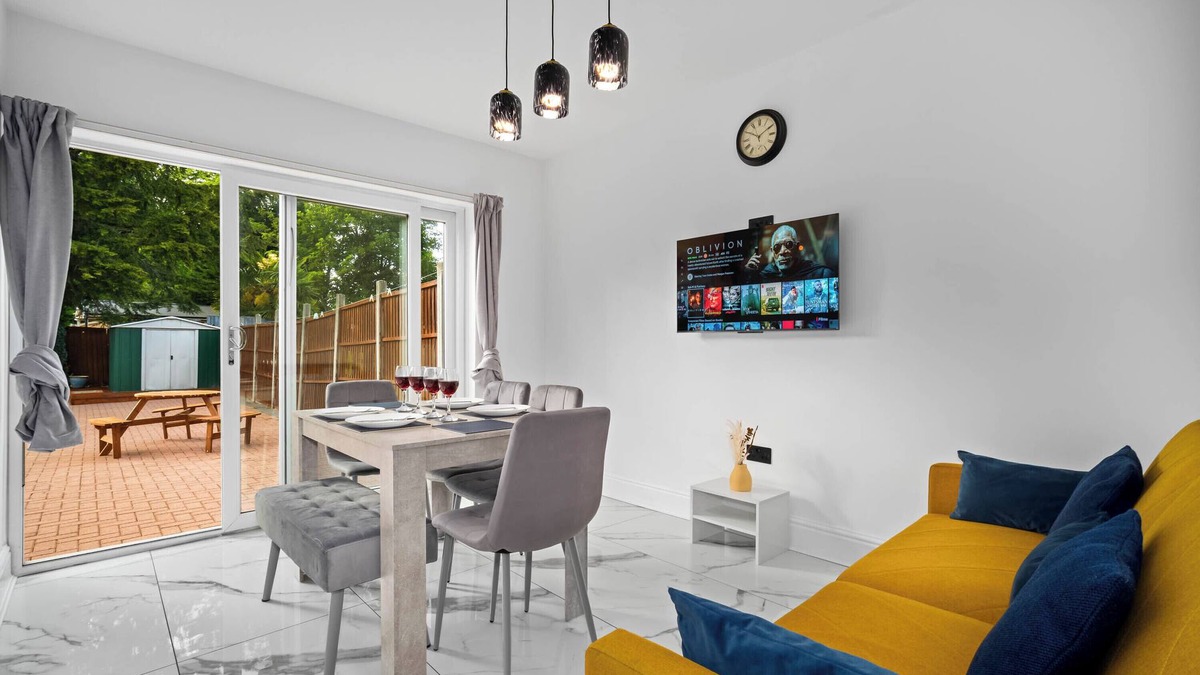 Acocks Green House | Birmingham Host 7 Guest Free Parking Bullring Resort World NEC BHX Luxury Posh