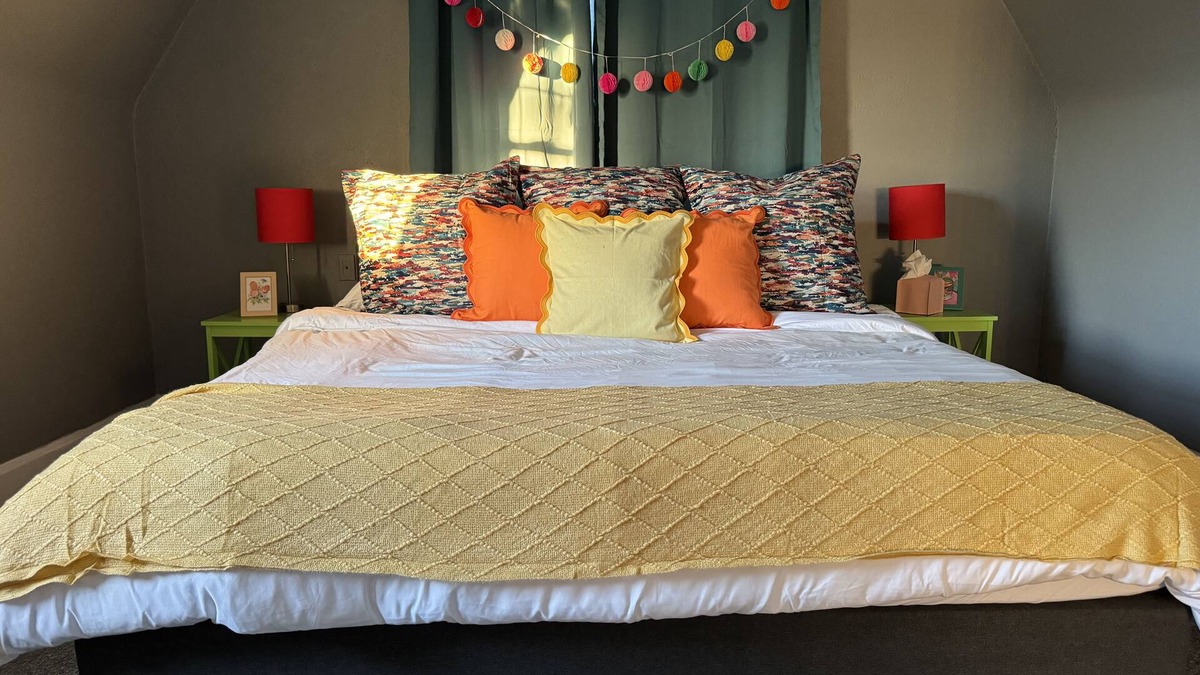 Evansville Apartment | Birthday Suite/1 BD/1BA Apt in Holiday House