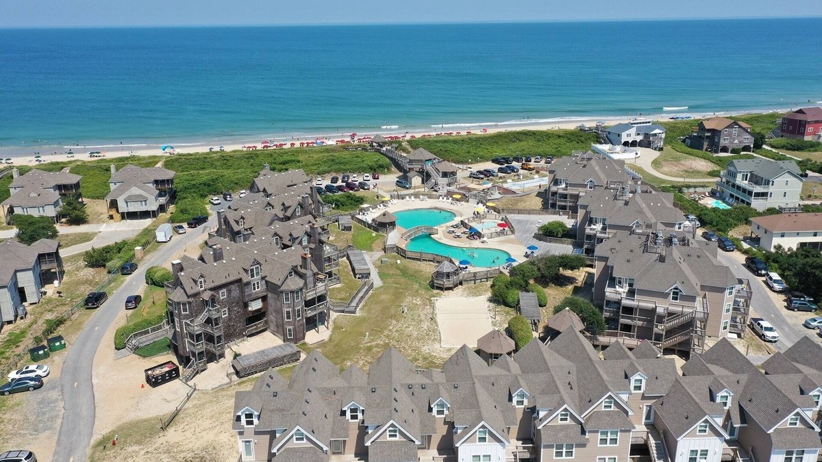 Duck Condo | BIS-Duck - Spacious 2BR/2.5BA - Great Pools and Beach!