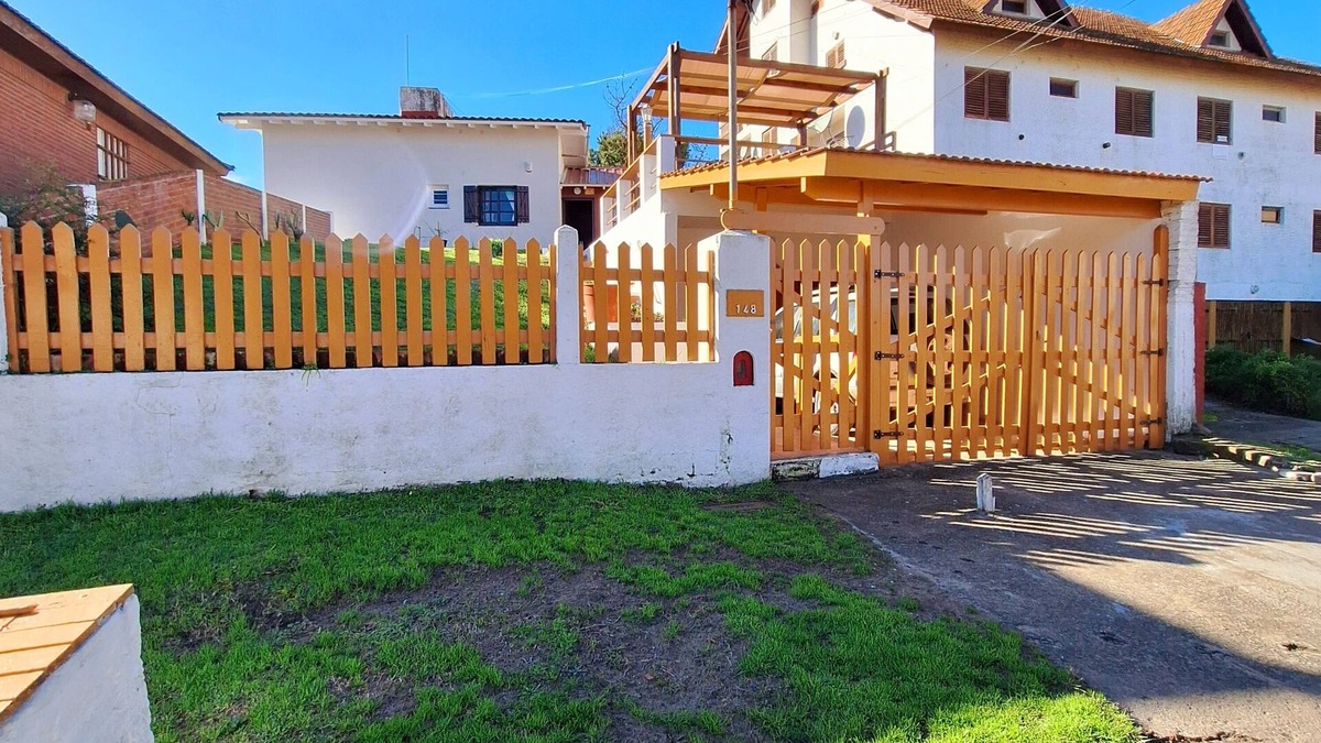 Villa Gesell House | Bis Villa Gesell house 150 meters from the beach. Pet friendly
