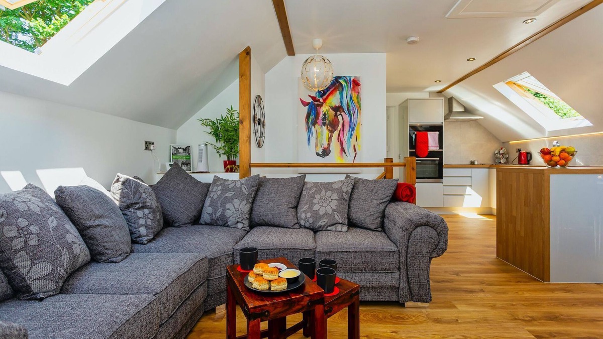 Bishops Tawton House | BISHOPS TAWTON SNOWDROP COTTAGE | Hot Tub available - sleeps 6 guests in 3 bedrooms